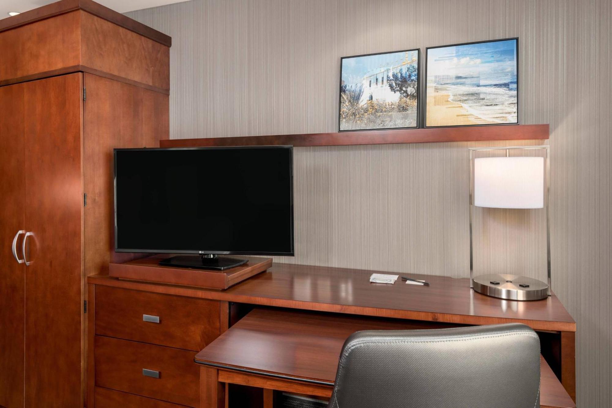 Courtyard By Marriott San Diego Оушънсайд Екстериор снимка