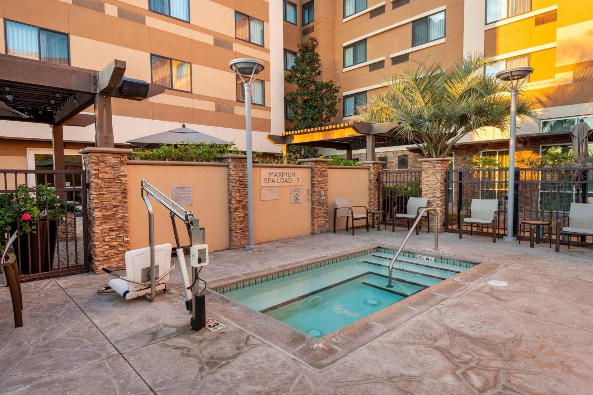Courtyard By Marriott San Diego Оушънсайд Екстериор снимка